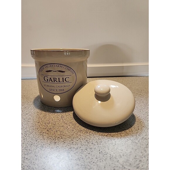Chefs Fresh Valley Farm Company Stoneware Garlic Keeper W/lid - Gently Used - Picture 2 of 5
